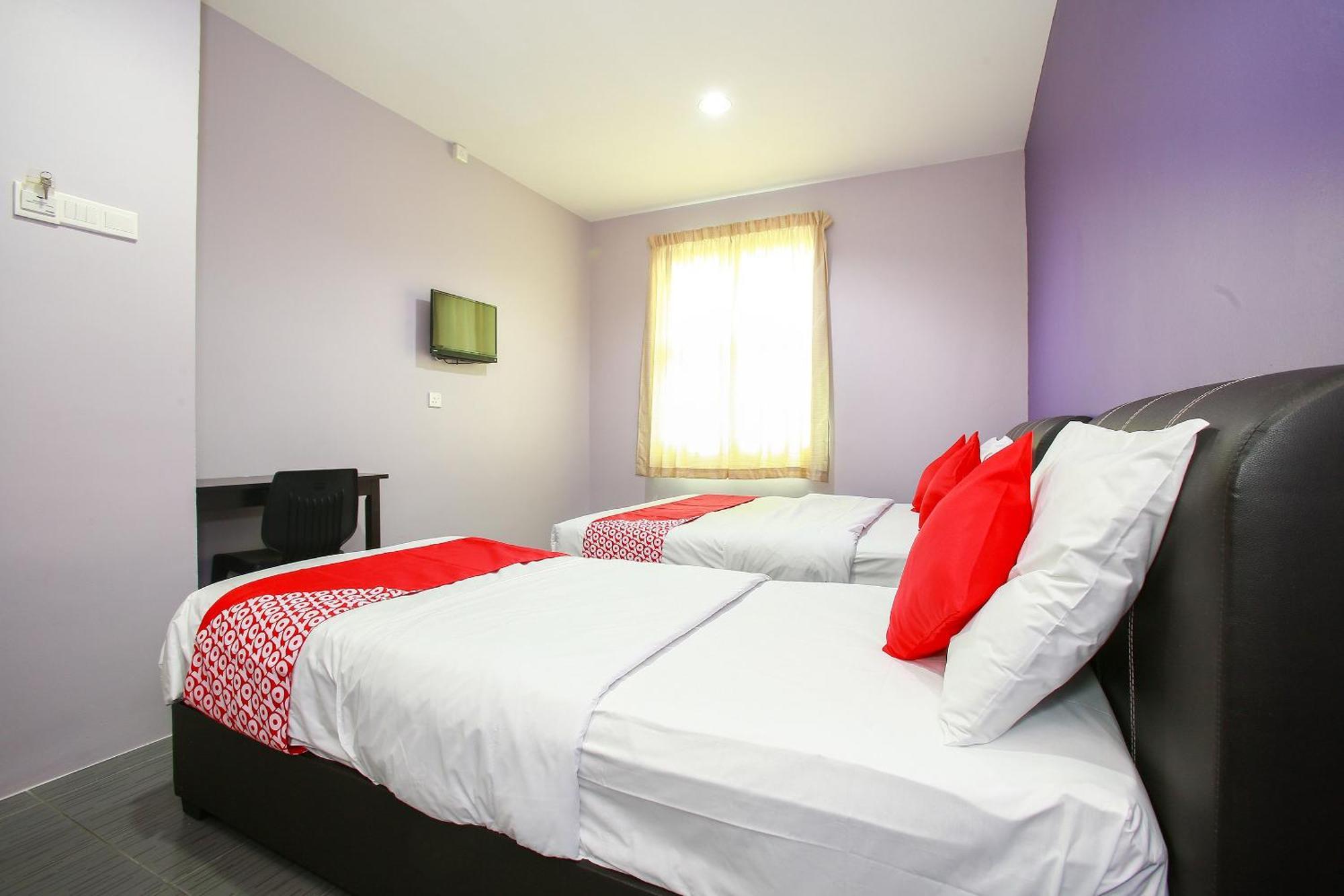 Oyo 89332 De Hotel Teluk Intan Exterior photo